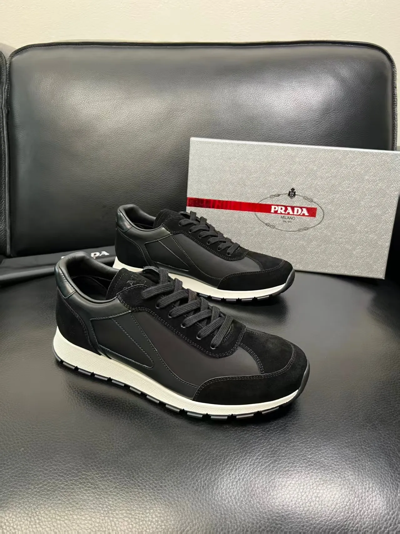 P440 38-45 Prada Prada’s new men’s leather sneakers, the highest version on the market, any comparison is welcome🆚! The original leather has excellent texture and is super high-end! Fetal sheep net lining imported from Italy, removable pad! Luxurious materials and fine workmanship, highly recommended! No. 058